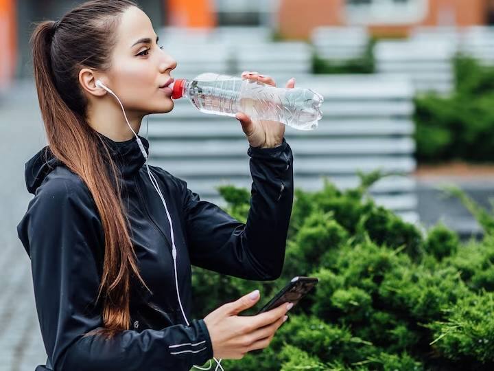 Is drinking too much water in winter bad for your health and health Water Intoxication: ठंड में ज्यादा पानी पीना बिगाड़ सकता है सेहत, जानिए कितना और किस तरीके से पिएं पानी