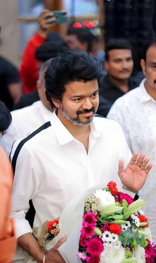 திரைத்துறையினர் பலரும் இந்த விழாவில் பங்குபெற்று மணமக்களை வாழ்த்தினர். கோலகல திருமண விழாவிற்கு வருகை தந்த விஜய்யை பூங்கொத்து கொடுத்து வரவேற்றனர்.