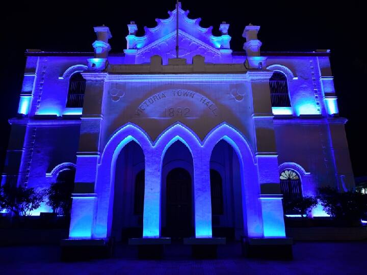 கோவை தினத்தை முன்னிட்டு கோவை மாநகராட்சி அலுவலகம் மின்னொளியில் ஜொலித்தது.