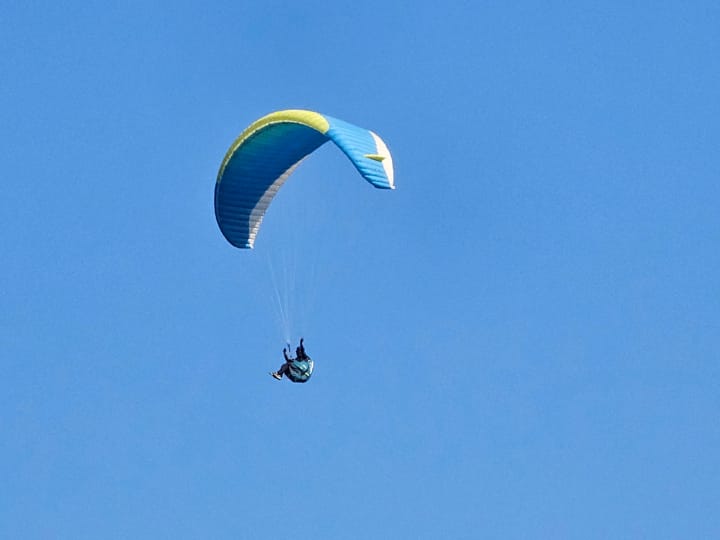 Tehri International Acro Festival: उत्तराखंड के मंत्री प्रेम चंद अग्रवाल और सुबोध उनियाल ने हरी झंडी दिखाकर टिहरी में एक्रो फेस्टिवल का शुभारंभ किया. पैराग्लाइडर टिहरी के लोकेशन को जन्नत मान रहे हैं.