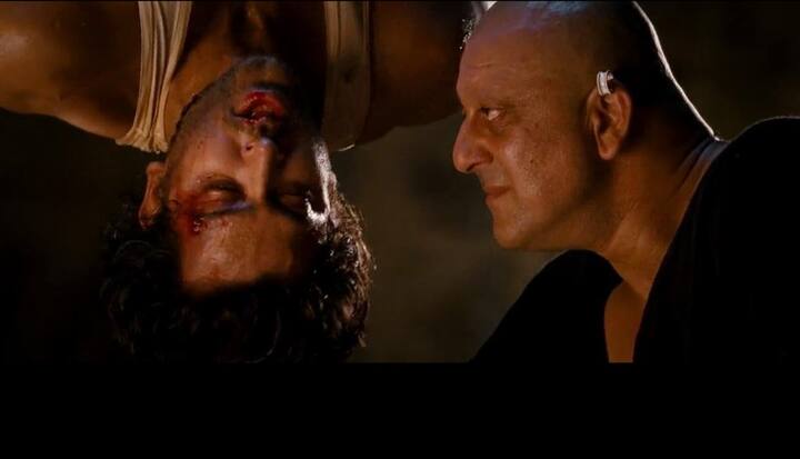 संजय दत्त ने भी फिल्म अग्निपथ में नेगेटिव किरदार निभाया था. इस फिल्म में ऋतिक रोशन और प्रिंयका चोपड़ा नजर आए थे.