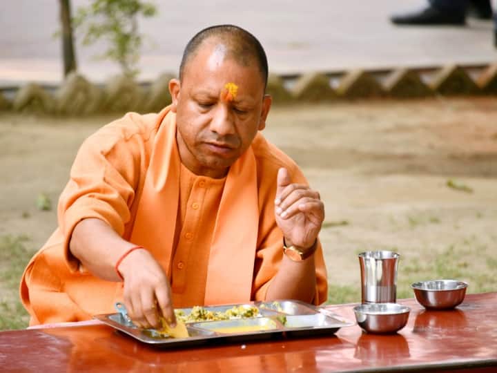 Gorakhpur News: मुख्यमंत्री योगी आदित्यानथ का आज से दो दिवसीय गोरखपुर दौरा शुरू हो गया है. शुक्रवार को उन्होंने आंवला वृक्ष के नीचे भोजन प्रसाद ग्रहण कर एकादशी व्रत का पारण किया.