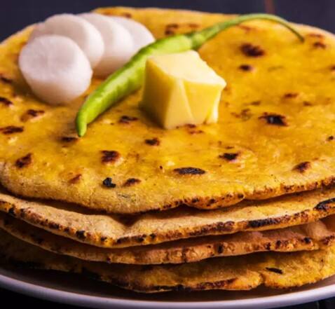 ਜੇਕਰ ਮੱਕੀ ਦੀ ਰੋਟੀ ਦੀ ਗੱਲ ਕਰੀਏ ਤਾਂ ਇਸ ਵਿੱਚ ਮੈਂਗਨੀਜ਼, ਪੋਟਾਸ਼ੀਅਮ, ਜ਼ਿੰਕ, ਆਇਰਨ, ਫਾਸਫੋਰਸ, ਕਾਪਰ, ਸੇਲੇਨਿਅਮ, ਵਿਟਾਮਿਨ ਏ ਵਰਗੇ ਕਈ ਪੌਸ਼ਟਿਕ ਤੱਤ ਪਾਏ ਜਾਂਦੇ ਹਨ। ਜੋ ਨਾ ਸਿਰਫ ਵਿਅਕਤੀ ਦੀ ਇਮਿਊਨਿਟੀ ਨੂੰ ਮਜ਼ਬੂਤ ਰੱਖਦਾ ਹੈ ਸਗੋਂ ਮੋਟਾਪੇ ਅਤੇ ਕਬਜ਼ ਵਰਗੀਆਂ ਸਮੱਸਿਆਵਾਂ ਤੋਂ ਛੁਟਕਾਰਾ ਦਿਵਾਉਣ 'ਚ ਵੀ ਮਦਦ ਕਰ ਸਕਦਾ ਹੈ।