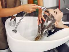 केस धुण्यासाठी कोणतं पाणी योग्य? थंड की गरम