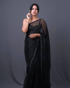 Mirnalini Ravi Photos : கருப்பு புடவையில் கலக்கும் நடிகை மிருணாளினி ரவி!