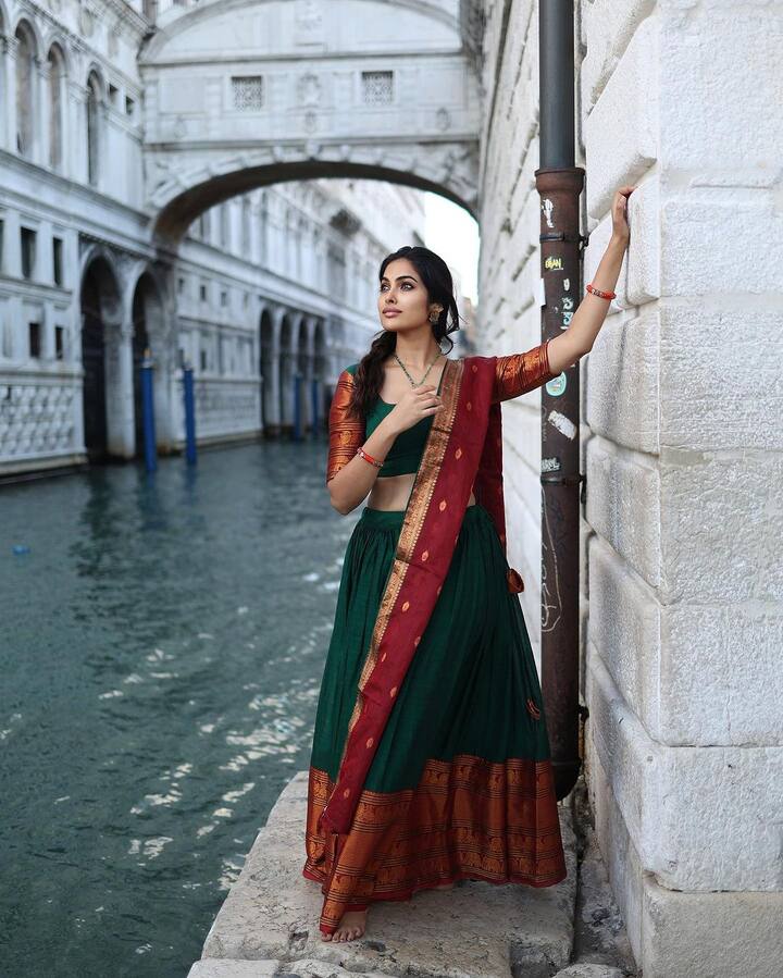 వెనీస్ నగరంలో ట్రెడిషనల్ లుక్ లో ప్రత్యక్షమైంది..