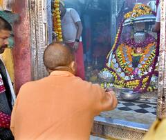 In Pics: अयोध्या आए CM योगी हुए भक्तिमय, भक्तमाल में भगवान सीता-वल्लभ को अर्पित किया सोने का मुकुट