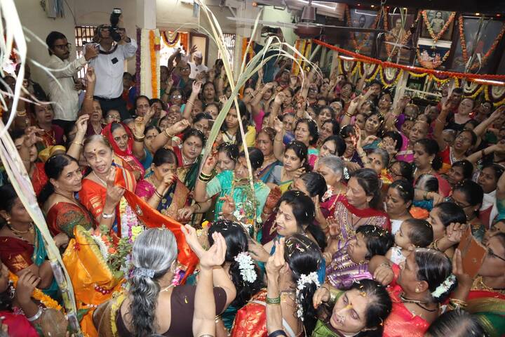 श्रीमंत दगडूशेठ हलवाई गणपती मंदिरामध्ये सकाळी श्रीकृष्णाच्या मूर्तीचे पूजन झाल्यानंतर पारंपरिक पद्धतीने मठापर्यंत मिरवणूक काढण्यात आली.