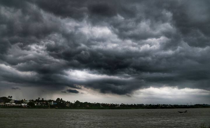পশ্চিমবঙ্গ ও ওড়িশা একেবারে কান ঘেঁষে বেঁচে গেলেও কিছু দিন আগে ঘূর্ণিঝড় 'মিধিলি'-র দাপটে ক্ষতিগ্রস্ত হয়েছে বাংলাদেশ। সেই রেশ মেলাতে না মেলাতে এবার 'মিগজাউম' এলে কী হবে, তা নিয়ে চিন্তায় থাকছেন অনেকেই।