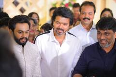 Vijay Latest Photos : மணமகனை மிஞ்சும் அழகு...தயாரிப்பாளர் லலித் குமாரின் இல்லத் திருமணத்தில் பங்கேற்ற விஜய்!