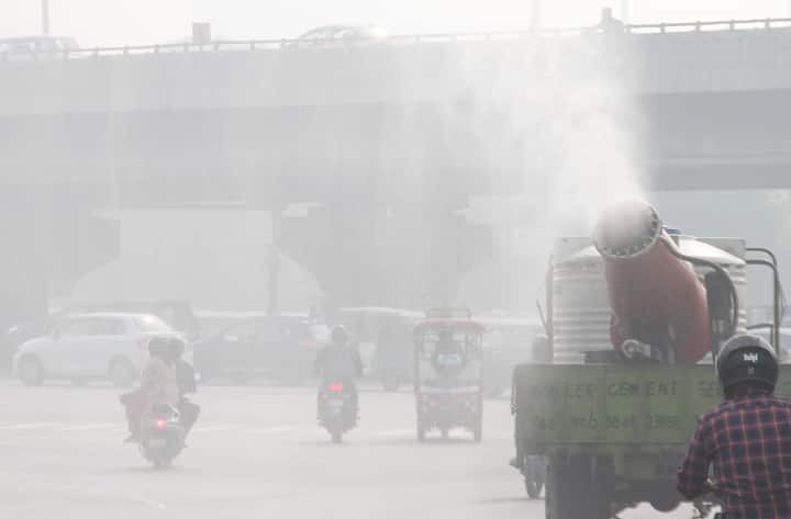 वायु प्रदूषण लोगों को काफी हद तक प्रभावित कर रहा है. पॉल्यूशन के कारण लोगों में चिड़चिड़ापन, गुस्सा और तनाव जैसी समस्याएं काफी बढ़ गई हैं. ऐसा हम नहीं बल्कि डॉक्टर्स कह रहे हैं.