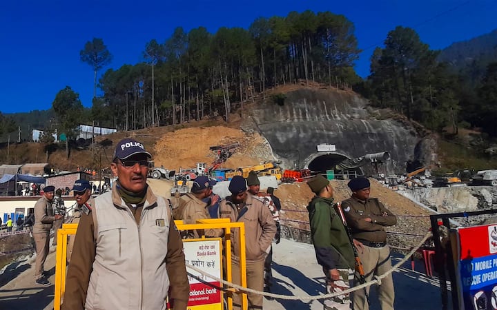 ভোরে NDRF ওই ইস্পাত এবং লোহা কাটার পর, ফের শুরু হয় টানেল বসিয়ে পাইপ ঢোকানোর কাজ। সিল্কিয়ারার দিক থেকে মোট ১০টি পাইপ ঢোকানো হচ্ছে। এর মধ্যে ৯টি পাইপ ঢোকানোর কাজ শেষ হয়েছে। এর জন্য আরও কিছুটা সময় লাগবে।
