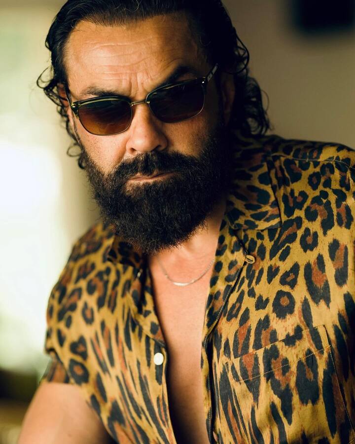 Bobby Deol Latest Photos: બોલિવૂડ એક્ટર બોબી દેઓલ આ દિવસોમાં તેની આગામી ફિલ્મ 'એનિમલ'ને લઈને ચર્ચામાં છે. દરમિયાન, અભિનેતાએ ઇન્સ્ટાગ્રામ પર તેના ડેશિંગ લુકની કેટલીક તસવીરો શેર કરી છે.