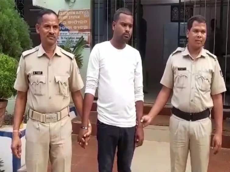 Odisha Man Kills Wife 2 Year Old Daughter By Releasing Snake In Room Crime: பாம்பை விட்டு கடிக்க வைத்து மனைவி, குழந்தையை கொன்ற கொடூர கணவன் - ஒடிசாவில் பயங்கரம்! பகீர் காரணம்!