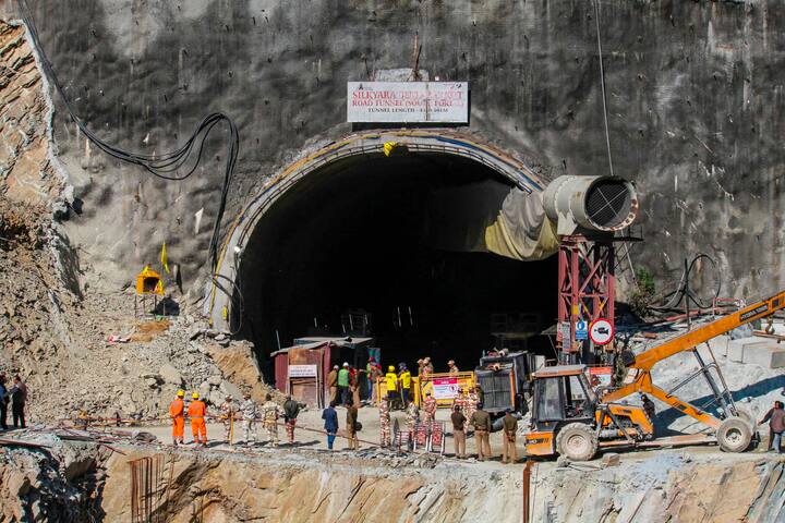 উত্তরকাশীতে সুড়ঙ্গে আটকে ৪১ জন শ্রমিক। বারবার বাধার মুখে পড়ছে উদ্ধারকারী দল। উদ্ধারকাজ চলছে ধীরগতিতে, ব্যাহত হচ্ছে উদ্ধারকাজ। আর মাত্র কয়েকমিটার ড্রিলিং বাকি। তাহলেই নাগাল পাওয়া যাবে সুড়ঙ্গ ধসে আটকে পড়া শ্রমিকদের। কিন্তু সেই সামান্য কিছু ধাপেই বারবার থমকে যাচ্ছে উদ্ধারকাজ।
