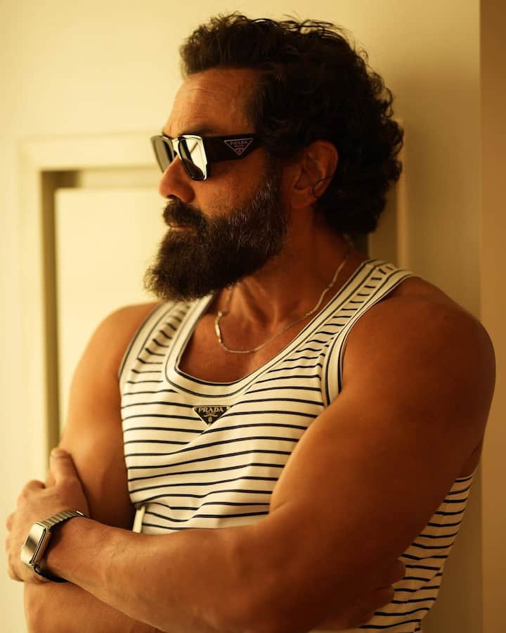 दिग्गज एक्टर धर्मेंद्र के छोटे बेटे और एक्टर बॉबी देओल  इन दिनों दमदार एक्टिंग और फिट बॉडी के जरिए फैंस के दिलों पर राज कर रहे हैं. अगर आप भी बॉबी की तरह खुद को फिट बनाने चाहते हैं तो आज हम आपके लिए उनका डाइट और वर्कआउट प्लान लेकर आए हैं.