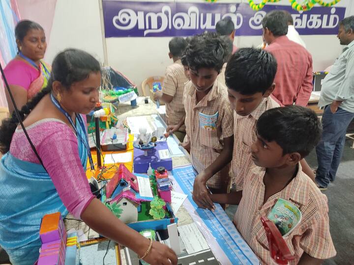 இதற்காக அரசு போக்குவரத்து துறை சார்பில் பேருந்துகள் ஏற்பாடு செய்யப்பட்டு மாணவர்களை பள்ளியில் இருந்து அழைத்து வந்தனர்
