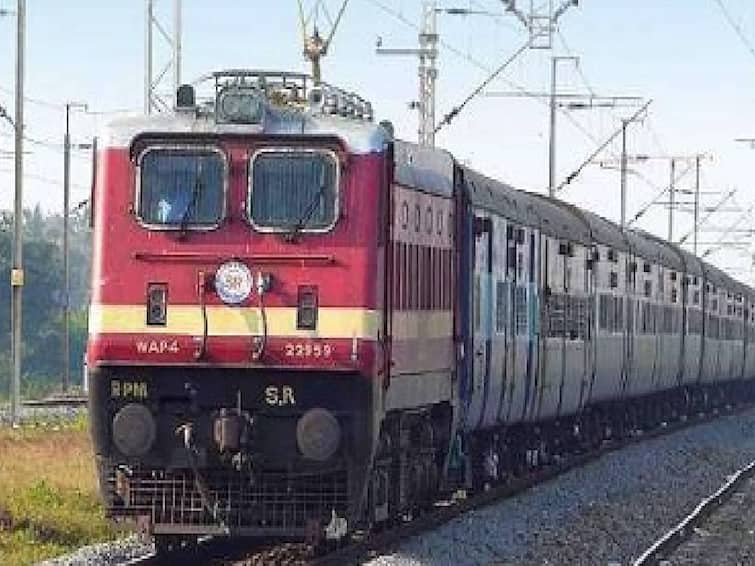 the Railways has informed that special trains will be run for sabarimala kerala ayyappan temple Sabarimala Ayyappan Temple: சபரிமலையில் குவியும் பக்தர்கள்.. கேரளாவிற்கு சிறப்பு ரயில்கள் இயக்கம்..