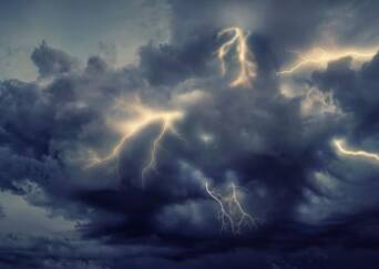 এখনও পর্যন্ত তামিলনাড়ুর দিকে এর অভিমুখ হলেও যে কোনও মুহূর্তে এটি পশ্চিমবঙ্গ ও বাংলাদেশের দিকে ঘুরে যেতে পারে, বলে মনে করছেন আবহবিদদের কেউ কেউ। এর ফলে কলকাতা-সহ বঙ্গে বৃষ্টি হলেও তাতে বড়সড় বিপর্যয়ের আশঙ্কা একরকম নেই বললেই চলে।