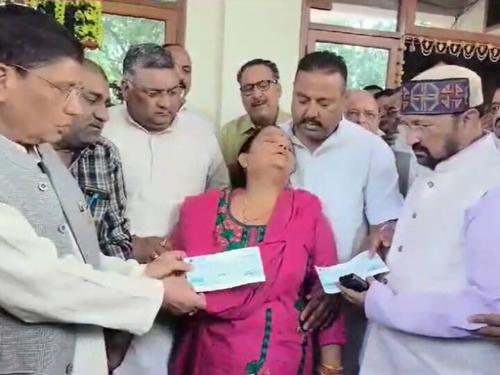 Rajouri Encounter martyr captain Shubham Gupta mother refused to accept 50 lakh from Yogi minister in Agra ANN Rajouri Encounter: कैप्टन शुभम गुप्ता के घर पहुंचे मंत्री ने दिया चेक तो बिलख पड़ीं शहीद की मां, कहा- 'प्रदर्शनी मत लगाओ'