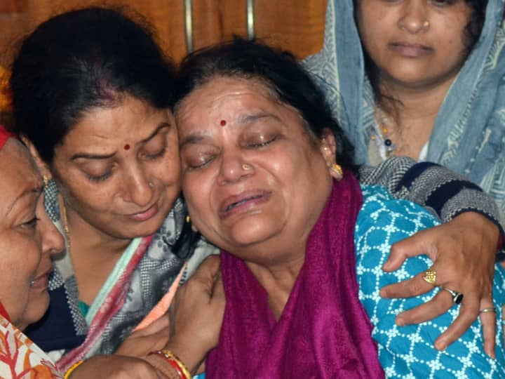 Rajouri Encounter martyr Captain Shubham Gupta mother breaks down says Pradarshani mat lagao when BJP Minister Yogendra Upadhyay handover cheque  'प्रदर्शनी मत लगाओ'... शहीद कैप्टन की मां को चेक देने पहुंचे यूपी के मंत्री का वी‍ड‍ियो वायरल, व‍िपक्षी नेताओं ने दिए ये रिएक्शन