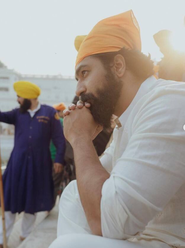 ਵਿੱਕੀ ਕੌਸ਼ਲ ਨੇ ਇਸ ਦੌਰਾਨ ਚਿੱਟਾ ਕੁੜਤਾ ਪਜ਼ਾਮਾ ਪਾਇਆ ਹੋਇਆ ਹੈ। ਇਸ ਤੋਂ ਇਲਾਵਾ ਉਸ ਨੇ ਸਿਰ 'ਤੇ ਰੁਮਾਲ ਵੀ ਬੰਨ੍ਹਿਆ ਹੋਇਆ ਹੈ।