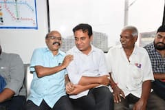 ఫోటోలు: మెట్రో రైలెక్కిన కేటీఆర్, ఎగబడ్డ జనం - ఆదరణ మామూలుగా లేదుగా!