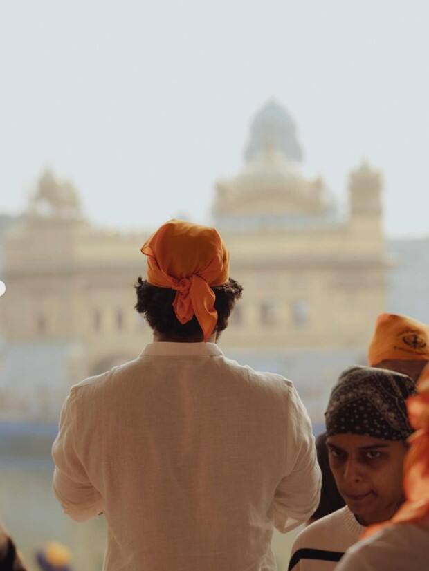 ਇੱਕ ਤਸਵੀਰ ਵਿੱਚ ਵਿੱਕੀ ਕੌਸ਼ਲ ਡੂੰਘੀ ਸੋਚ ਵਿੱਚ ਡੁੱਬਿਆ ਨਜ਼ਰ ਆ ਰਿਹਾ ਹੈ। ਇਨ੍ਹਾਂ ਤਸਵੀਰਾਂ ਨੂੰ ਸ਼ੇਅਰ ਕਰਦੇ ਹੋਏ ਅਦਾਕਾਰ ਨੇ ਕੈਪਸ਼ਨ 'ਚ ਲਿਖਿਆ, 'ਸ਼ੁਕਰ, ਸਬਰ ਅਤੇ ਸਕੂਨ..'