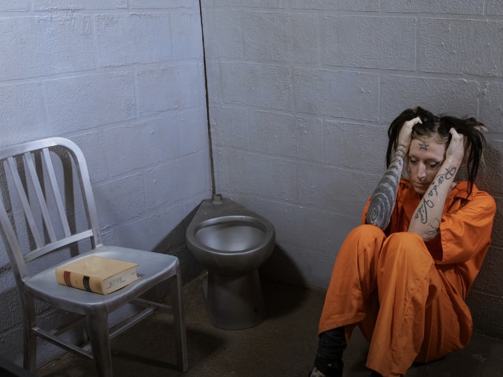 पैरोल देने का अधिकार राज्य सरकार को होता है और हर राज्य में इसके अलग-अलग नियम होते हैं. कैदी को पैरोल की सुविधा उसके व्यवहार और सजा काटने के तरीके के आधार पर दी जाती है. इससे वह सामाजिक संबंधों को सुधार सकता है और कुछ महत्वपूर्ण कामों को निपटा सकता है.