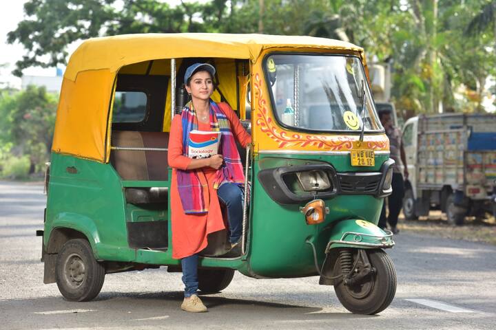 ধারাবাহিকে শ্যুটিংয়ের ব্যস্ততা সামলে বাড়ি ফিরে ডোনার প্রথম কাজ হয় সোফায় শুয়ে পড়া! খানিক বিশ্রাম নিয়ে তাঁর দুই পোষ্য কুকি আর ম্যাঙ্গোর সঙ্গে খুনসুটি করা। তারপর খাবার আর ল্যাপটপ নিয়ে বসা, সিনেমা, সিরিজ দেখতে থাকা। তারপরে ঘুম।