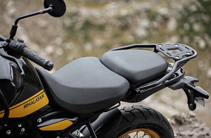 Royal Enfield Himalayan 450 मध्ये 4-इंचाचे सर्कुलर TFT इन्स्ट्रुमेंट क्लस्टर, Google Maps सपोर्ट, स्विच करण्यायोग्य रियर ABS, राइडिंग मोड्स, LED लाइटिंग, ड्युअल-पर्पज रीअर टेल लाइट, स्पोक्ड व्हील्स यांसारखी फीचर्स असतील.