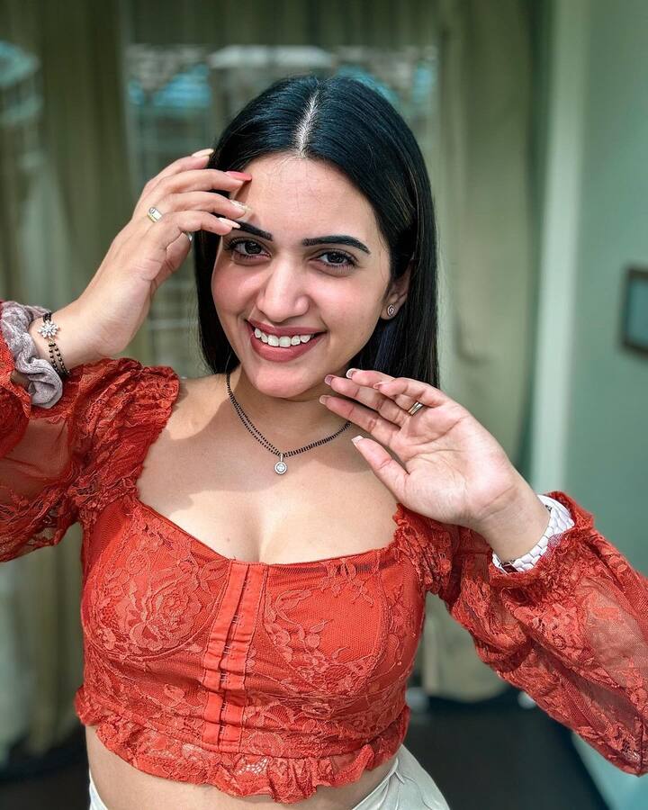 ఎప్పటికప్పుడు ఫొటోలు షేర్ చేస్తూ సోషల్ మీడియాలో చురుకుగా ఉంటారు.