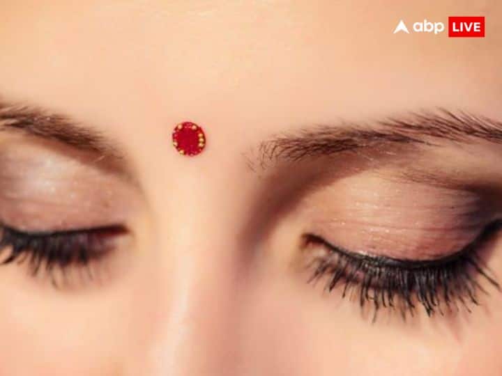 महिलाओं को ऐसे बहुत से काम हैं जो बिलकुल भी नहीं करने चाहिए. जिसमें सबसे पहने आता है बिंदी लेना, अगर आप शादीशुदा हैं तो आपको किसी से अपनी बिंदी को शेयर नहीं करना चाहिए.