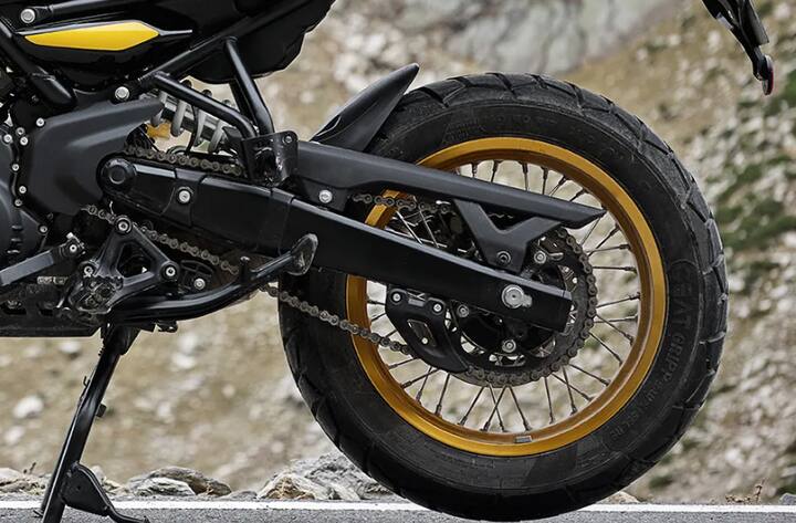 या आगामी मोटरसायकलच्या पुढील बाजूस 21 इंच चाके आणि मागील बाजूस 17 इंच चाके असतील.