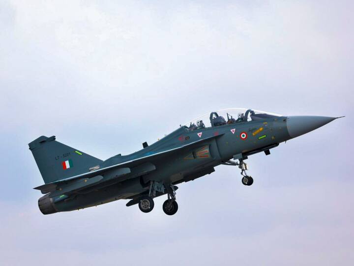 PM Modi flies on Tejas know about 5 features of made-in-India fighter jet US recently inked pact with HAL Tejas Fighter Jet: पीएम मोदी ने ज‍िस तेजस व‍िमान में भरी उड़ान क्या हैं इसकी खास‍ियतें? अमेरिका भी है मुरीद
