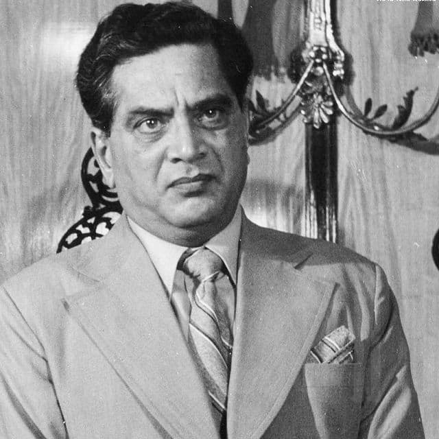 आपको जानकर हैरानी होगी कि श्रीराम लागू एक्टर बनने से पहले सर्जन थे और उन्होंने 42 साल की उम्र में एक्टिंग की दुनिया में कदम रखा था. इसके बाद उन्होंने 2 दशक के करियर में तमाम तरह के किरदार सिल्वर स्क्रीन पर निभाए थे.