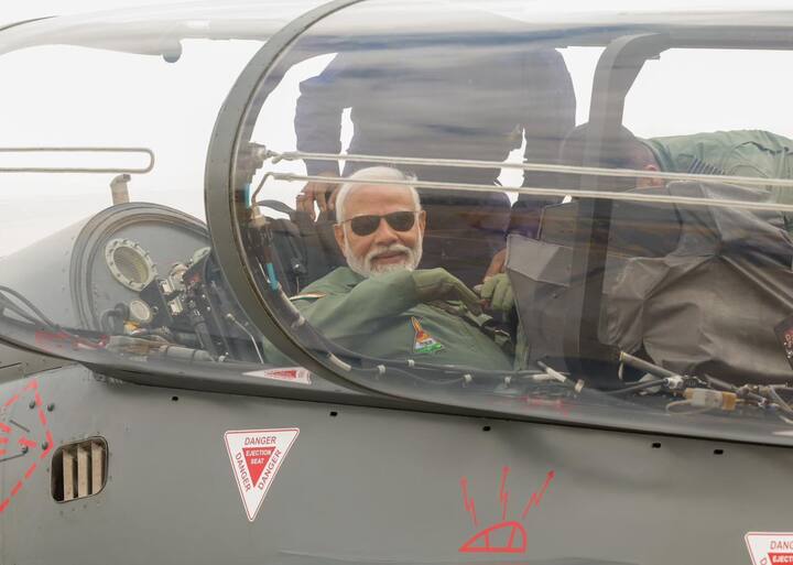 तेजसमधून केलेल्या उड्डाणानंतर नरेंद्र मोदी यांनी भारतीय वायुसेना, DRDO आणि HAL तसेच सर्व भारतीयांचे अभिनंदन केले.