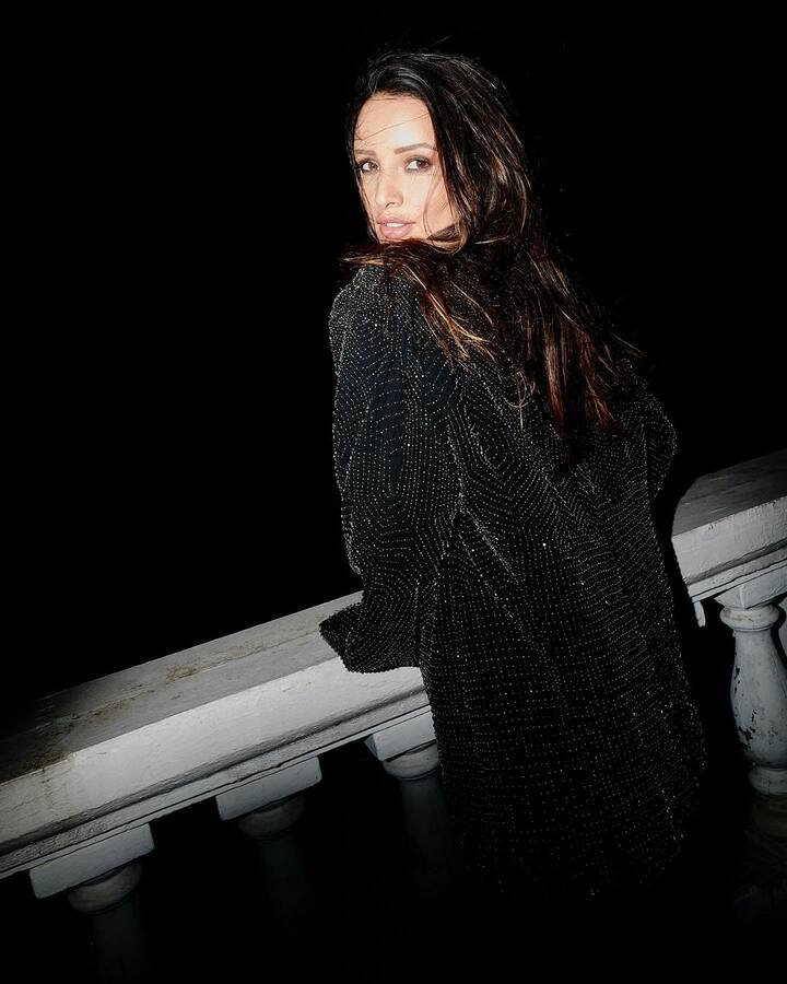 તૃપ્તિ બ્લેક લૂકમાં શાનદાર પોઝ આપતી જોવા મળે છે.