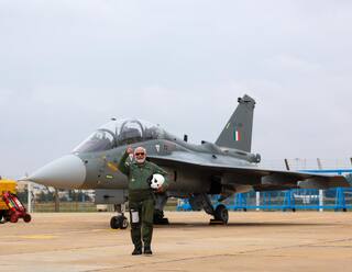 PM Flies In Tejas: ਪ੍ਰਧਾਨ ਮੰਤਰੀ ਨਰਿੰਦਰ ਮੋਦੀ ਨੇ ਲੜਾਕੂ ਜਹਾਜ਼ ਤੇਜਸ 'ਚ ਭਰੀ ਉਡਾਣ, ਕਿਹਾ- ਅਸੀਂ ਕਿਸੇ ਤੋਂ ਘੱਟ ਨਹੀਂ