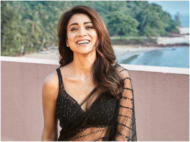 Shriya Saran photos in saree: వయసు పెరిగినా వన్నె తరగని అందం హీరోయిన్ శ్రియా శరణ్ ది. బ్లాక్ శారీ కట్టి ప్రేక్షకుల మతులు పోగొట్టేలా ఫోజులు ఇచ్చారు. 