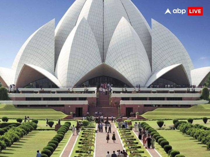 दिल्ली के मश्हूर टेंपिल की लिस्ट में अगला नंबर आता है लोटस टेंपिल का, इस मंदिर को 1979 में बहाई संस्था द्वारा बनवाया गया था. वहीं लोटस टेंपल का आर्किटेक्सचर काफी हद तक ऑस्ट्रेलिया के सिडनी में स्थित ओपेरा हाउस की तरह दिखता है.