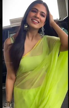 Malavika Mohanan Photos : பச்சை நிறப் புடவையில் ஏர்போட்டிற்கு வந்திறங்கிய மாளவிகா மோகனன்..!