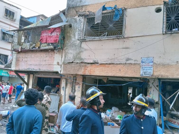 Mumbai Gas cylinder blast Mumbra Gas cylinder explosion in Chandanagar area three injured Gas cylinder blast in Mumbra : मुंब्य्रातील  चांदनगर परिसरात गॅस सिलेंडरचा स्फोट, तीन जण जखमी