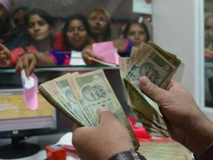 Banking news in telugu Bank transactions are not free you have to know the limits of withdrawal Bank Transaction: బ్యాంక్‌ అకౌంట్‌ నుంచి డబ్బు విత్‌డ్రా చేస్తే టాక్స్‌ కట్టాలి, ఈ లిమిట్‌ దాటితే భారీ బాదుడు