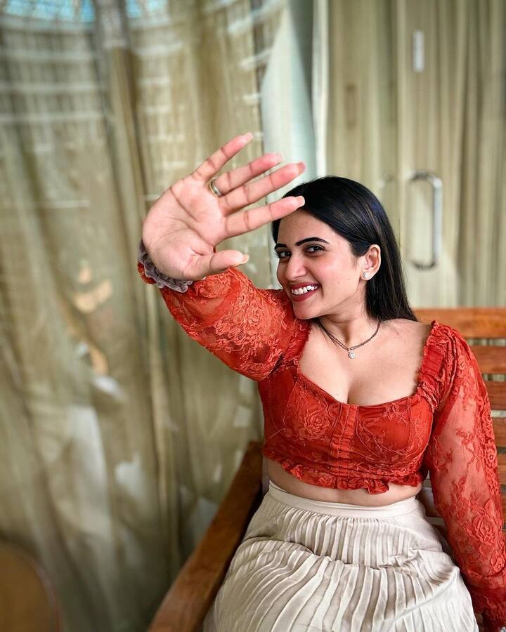 ఆమె ఫొటోలు పెట్టగానే ఫ్యాన్స్ కూడా వేలల్లో లైకులు, కామెంట్లు చేస్తారు.