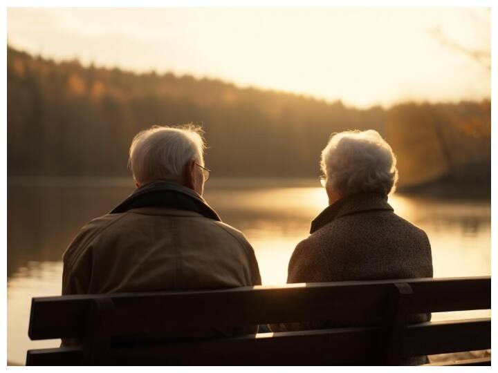 ब्लू जोन' एक ऐसा नाम है जो हमें ऐसे इलाकों की याद दिलाता है जहां के लोग 100 साल से भी ज्यादा उम्र तक जिंदा रहते हैं. ये वो जगहें हैं जहां की हवा, पानी और मिट्टी बहुत स्वच्छ और शुद्ध हैं.