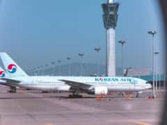 नशे में धुत थी महिला, फ्लाइट में खोलने लगी इमरजेंसी गेट, एयरपोर्ट पहुंचने पर पुलिस ने किया गिरफ्तार