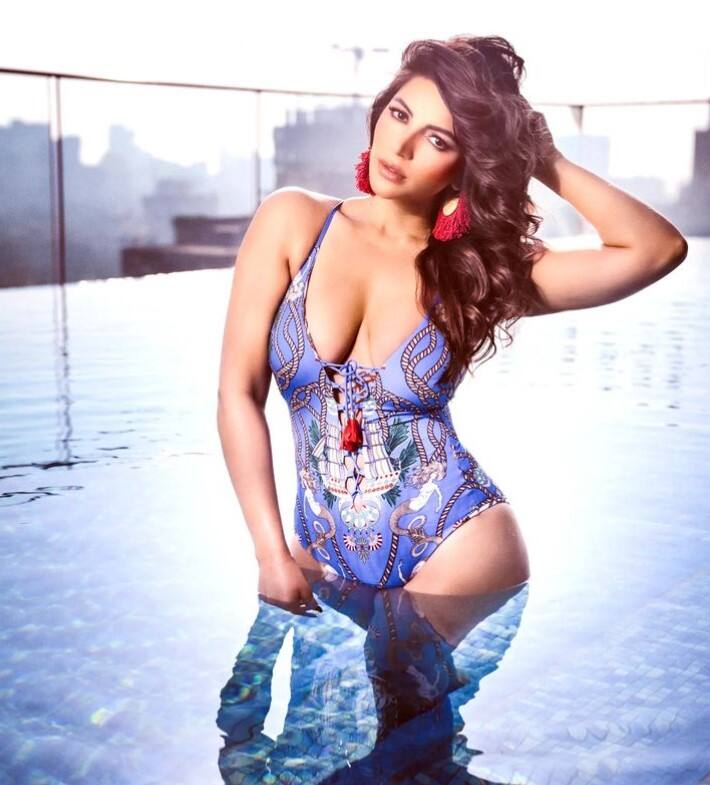 સ્વિમિંગ પૂલમાં એક્ટ્રેસ શમા સિકન્દરે હોટ પોઝ આપ્યા છે.