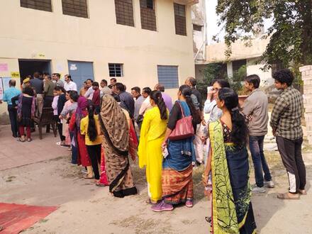 In Pics: भरतपुर में भी दिखा लोकतंत्र के महापर्व पर मतदान को लेकर लोगों में भारी उत्साह, देखें तस्वीरें