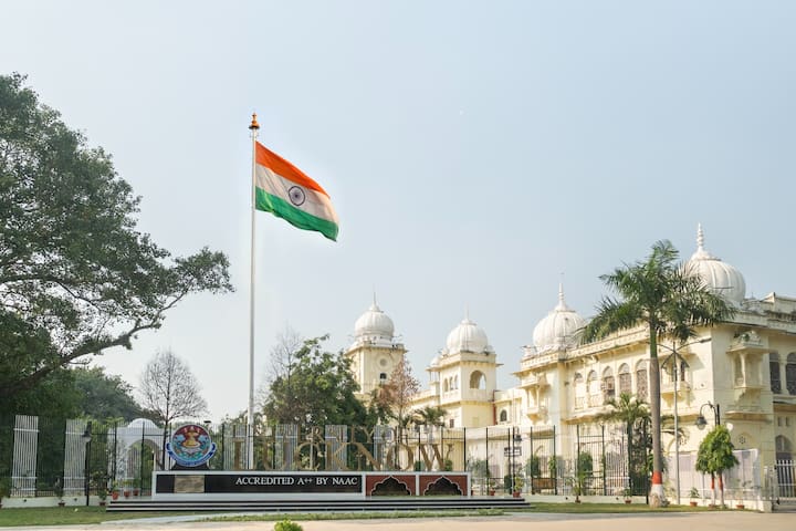 विश्वविद्यालय के स्थापना दिवस समारोह में मुख्य अतिथि केंद्रीय उच्च शिक्षा राज्य मंत्री अन्नपूर्णा देवी होंगी. समारोह की अध्यक्षता राज्यपाल आनंदीबेन पटेल करेंगी.